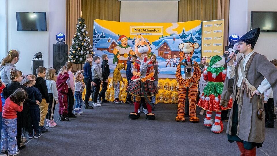 Фонд Рината Ахметова устроил праздничную программу для детей из Донецкой области, которые живут в Днепре