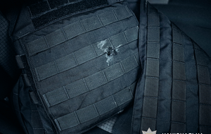 Дробь застряла в бронежилете правоохранителя