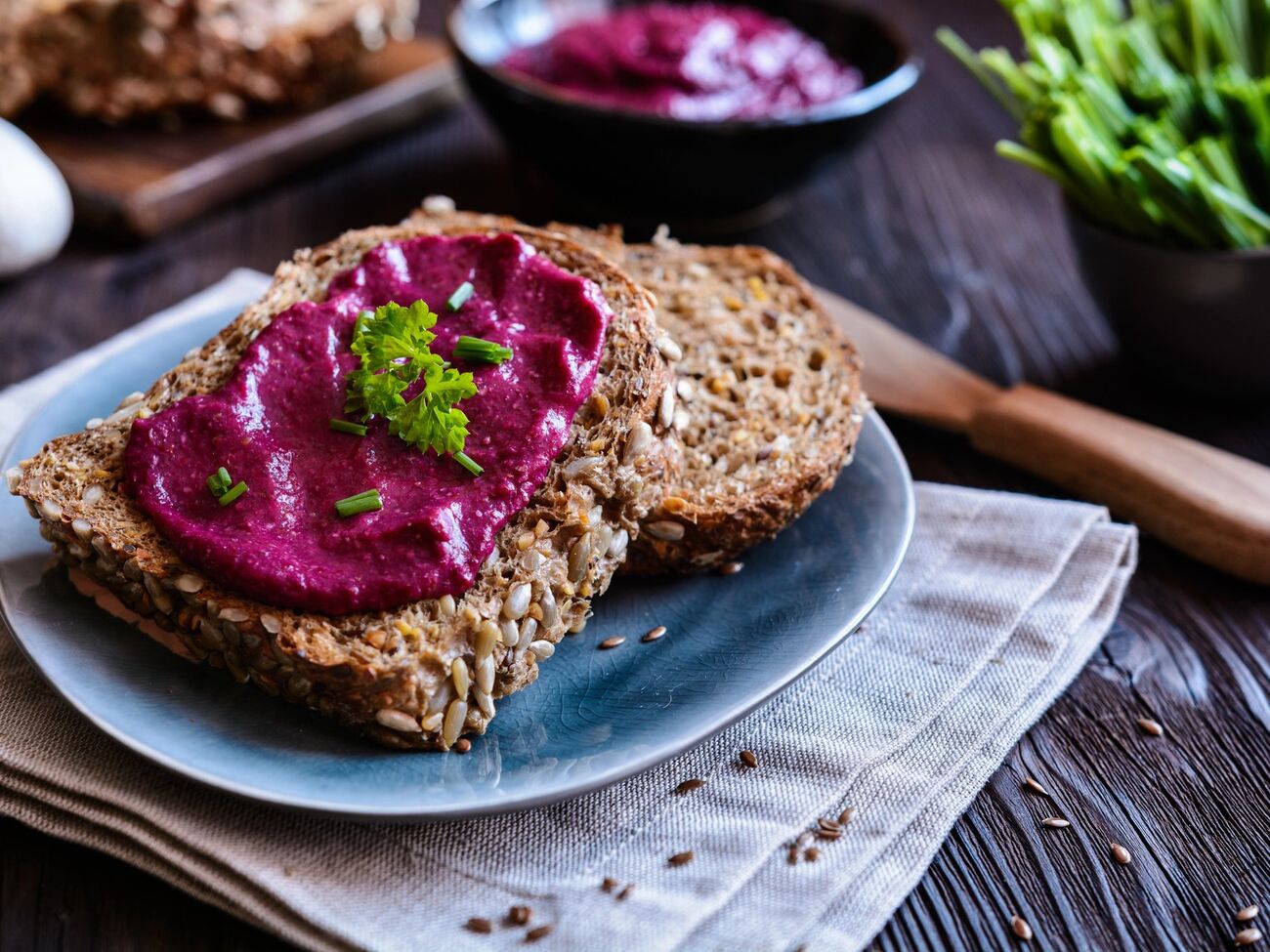 Намазку подают с хлебом