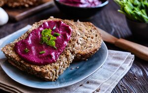 Намазку подают с хлебом