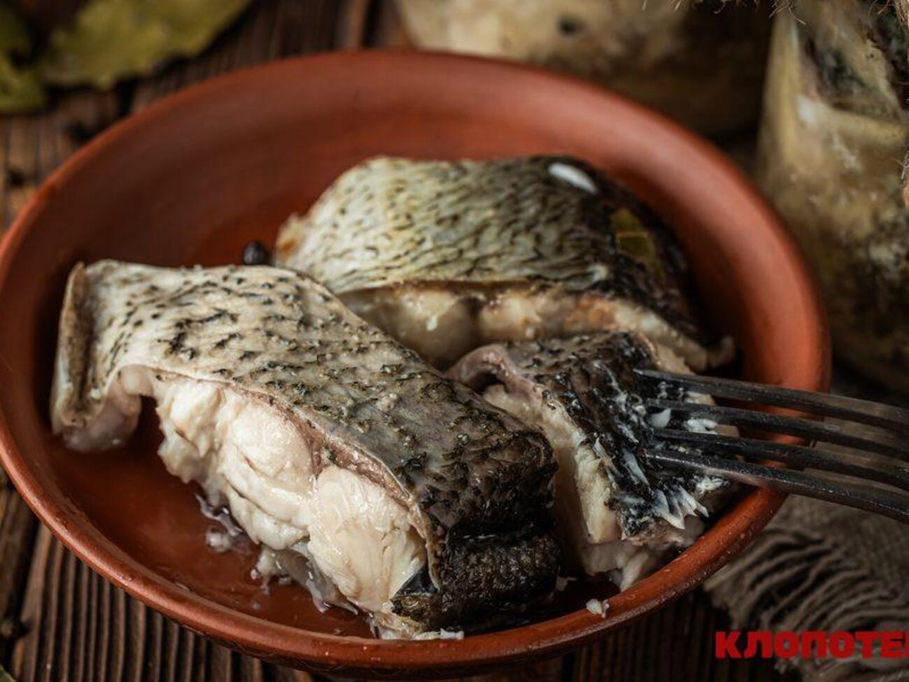 Кусочки рыбы стерилизуют