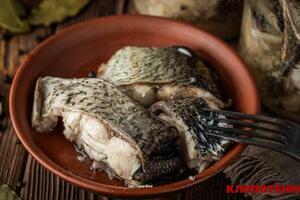 Кусочки рыбы стерилизуют