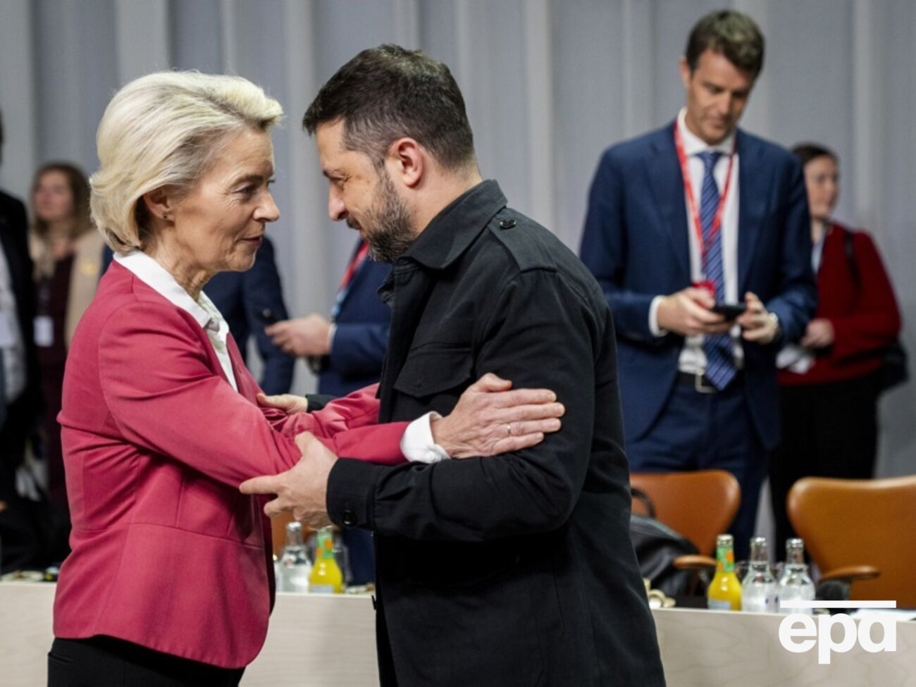 Урсула фон дер Ляєн пов'язує вступ України в ЄС із мирними переговорами. Зеленський заявляв, що членство має бути повноцінним