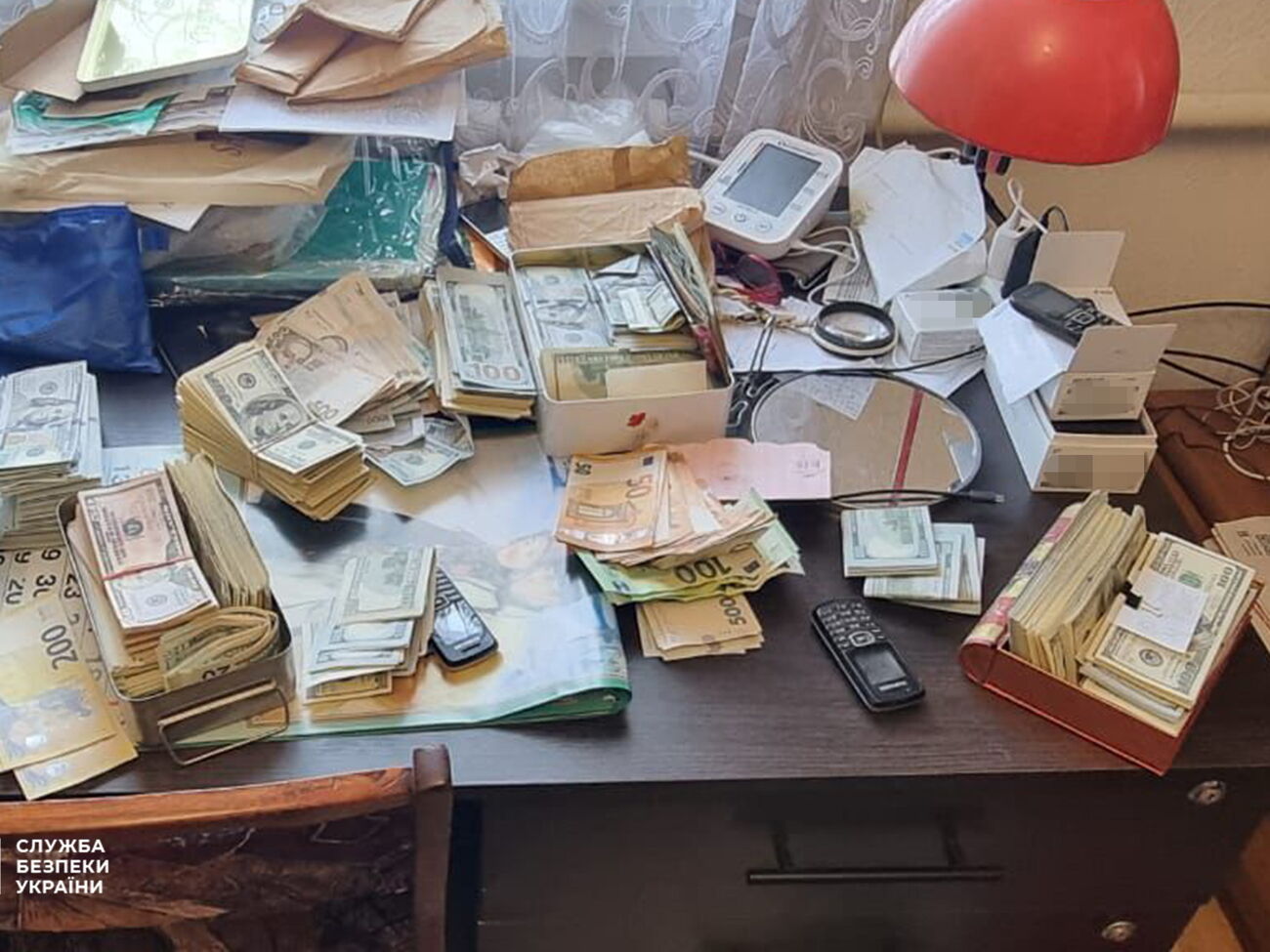 Сотрудники СБУ задокументировали более 20 фактов передачи взяток организаторам схемы по уклонению от службы