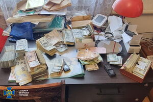 Сотрудники СБУ задокументировали более 20 фактов передачи взяток организаторам схемы по уклонению от службы