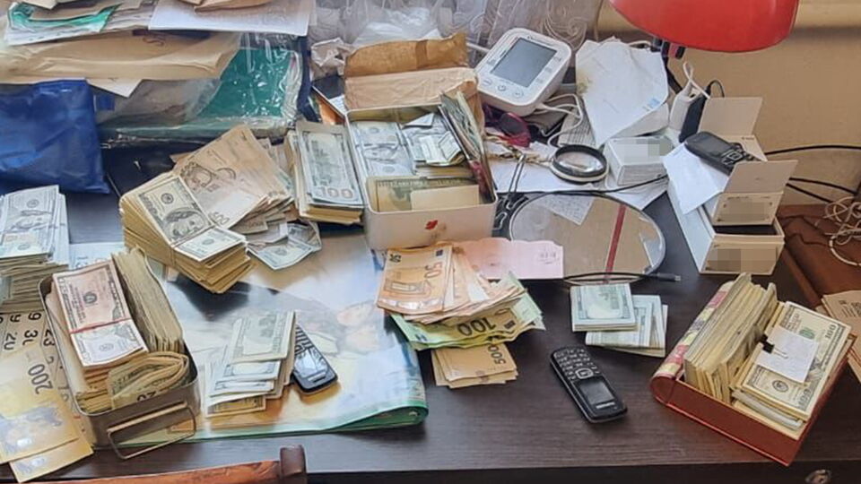 Сотрудники СБУ задокументировали более 20 фактов передачи взяток организаторам схемы по уклонению от службы