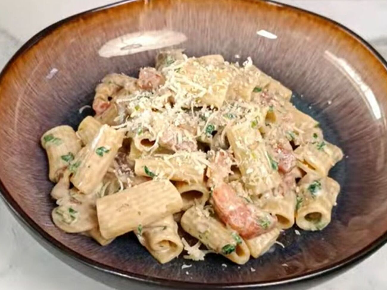 Перед подачей макароны посыпьте тертым сыром