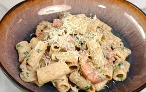 Перед подачей макароны посыпьте тертым сыром