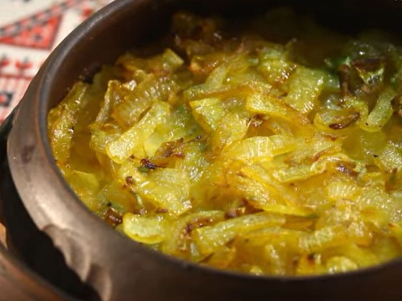 Запікайте картоплю із пшоном у духовці за 190 °C приблизно 25 хвилин