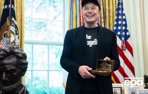 Маск требует многомиллионных компенсаций