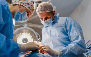 Українці, які постраждали від війни, можуть узяти участь у благодійному проєкті й безплатно прибрати з тіла рубці від уламків або опіків