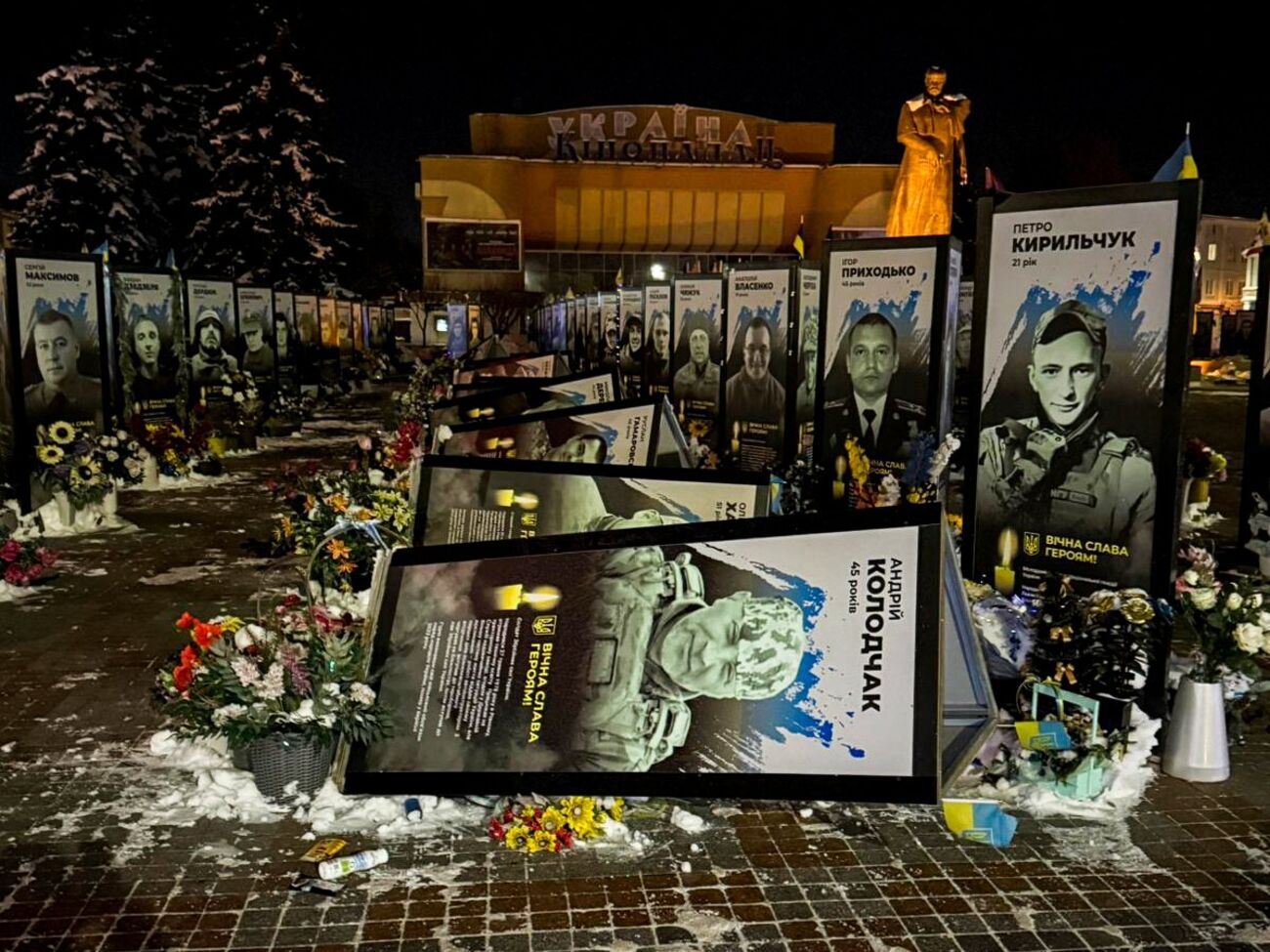 41-летняя жительница Ровно опрокинула портреты погибших героев в центре города