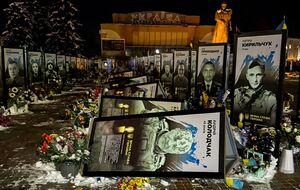 41-летняя жительница Ровно опрокинула портреты погибших героев в центре города