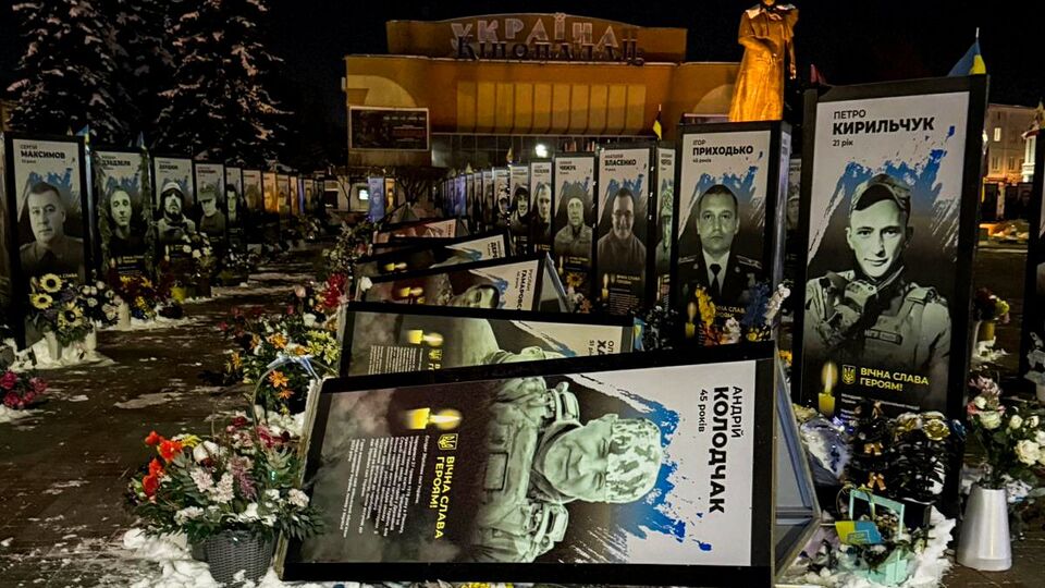 41-летняя жительница Ровно опрокинула портреты погибших героев в центре города