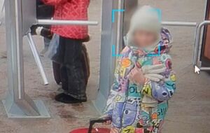 В заранее оговоренное время школьницы собрали чемоданы и самостоятельно отправились в путь, не сообщив родителям