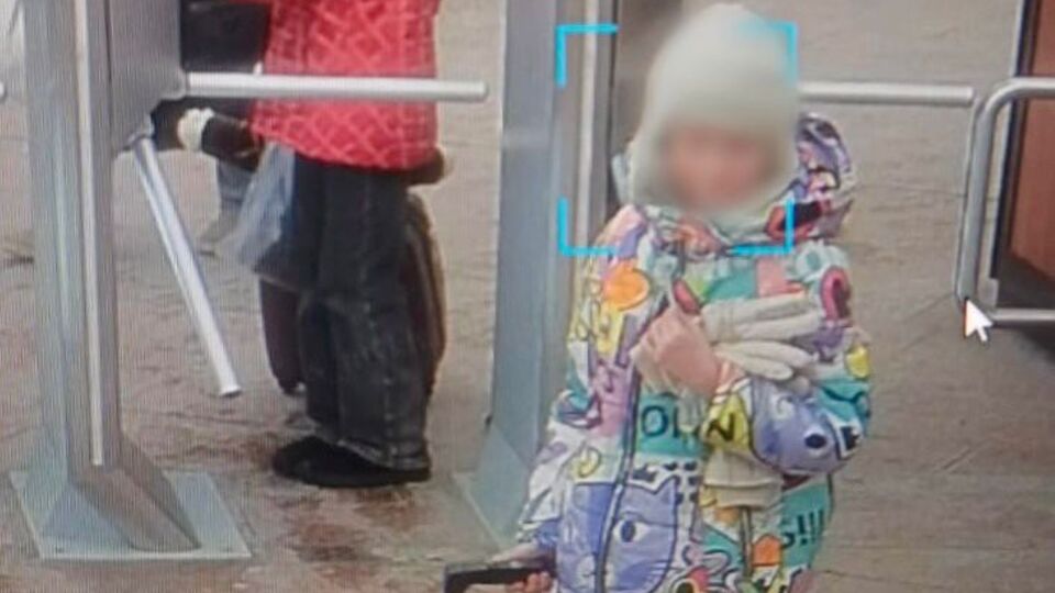 В заранее оговоренное время школьницы собрали чемоданы и самостоятельно отправились в путь, не сообщив родителям