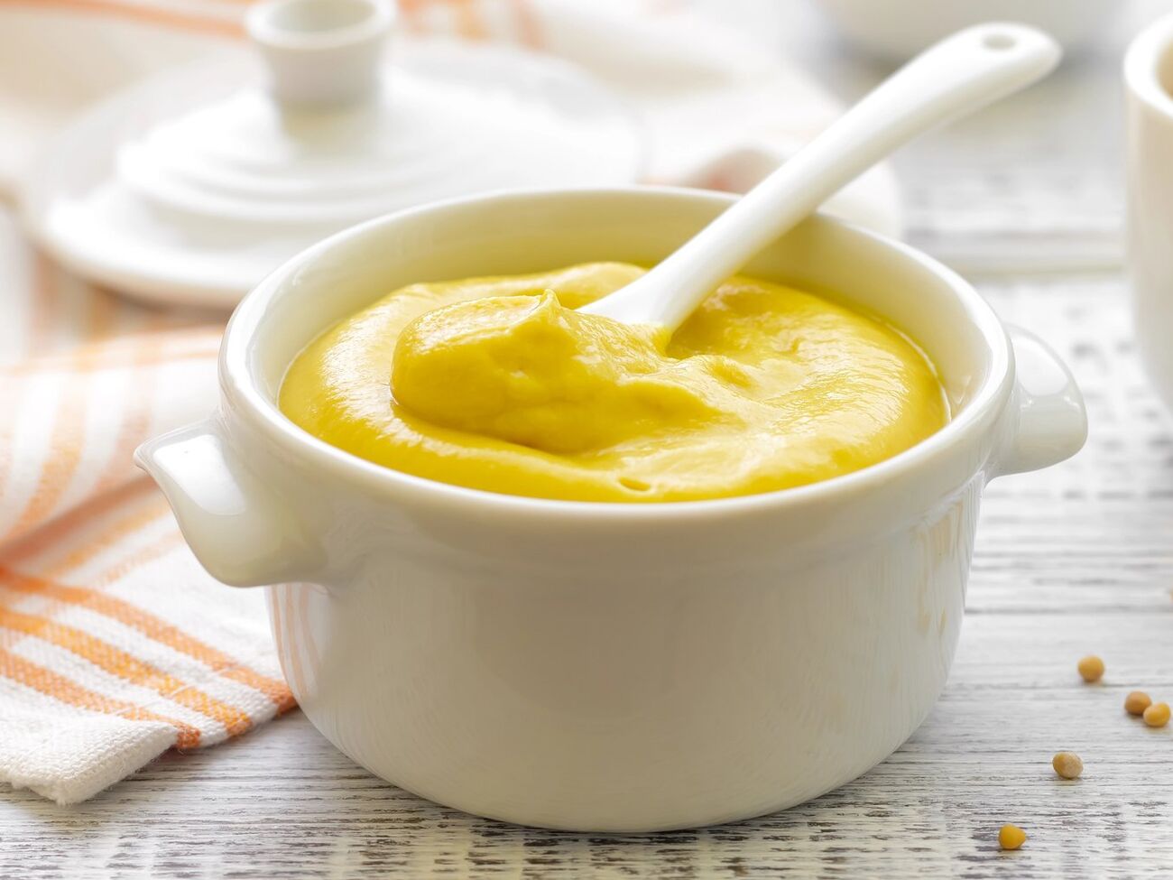 Храните медово-горчичную заправку в холодильнике