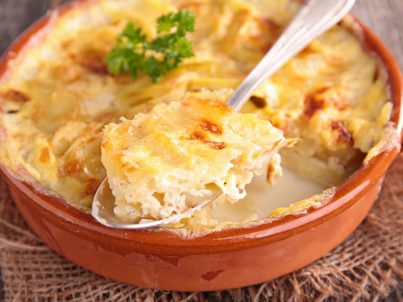 Картофельный гратен нужно готовить 40 минут в разогретой духовке