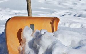 Коммунальщики утверждают, что чистят снег даже "усиленно"