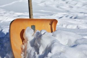 Комунальники стверджують, що чистять сніг, і навіть "посилено"
