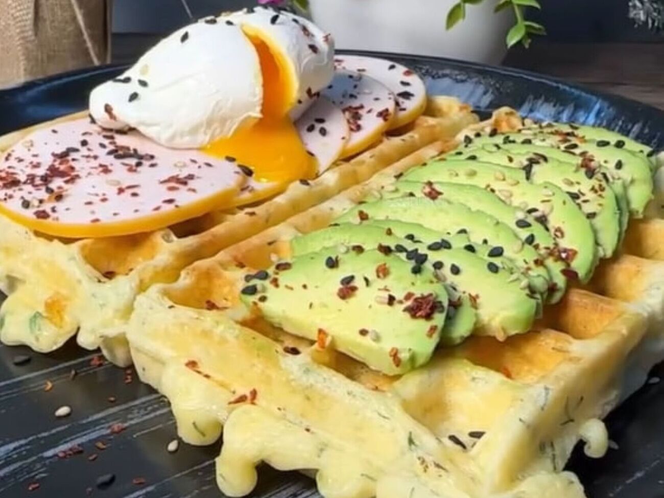 Подавайте вафлі з шинкою, авокадо і яйцем-пашот