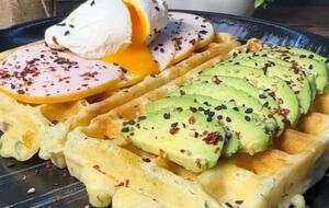 Подавайте вафлі з шинкою, авокадо і яйцем-пашот