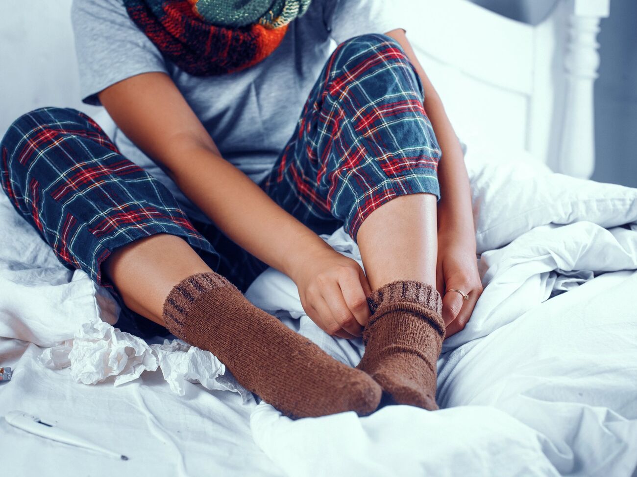 Надо надевать две пары носков