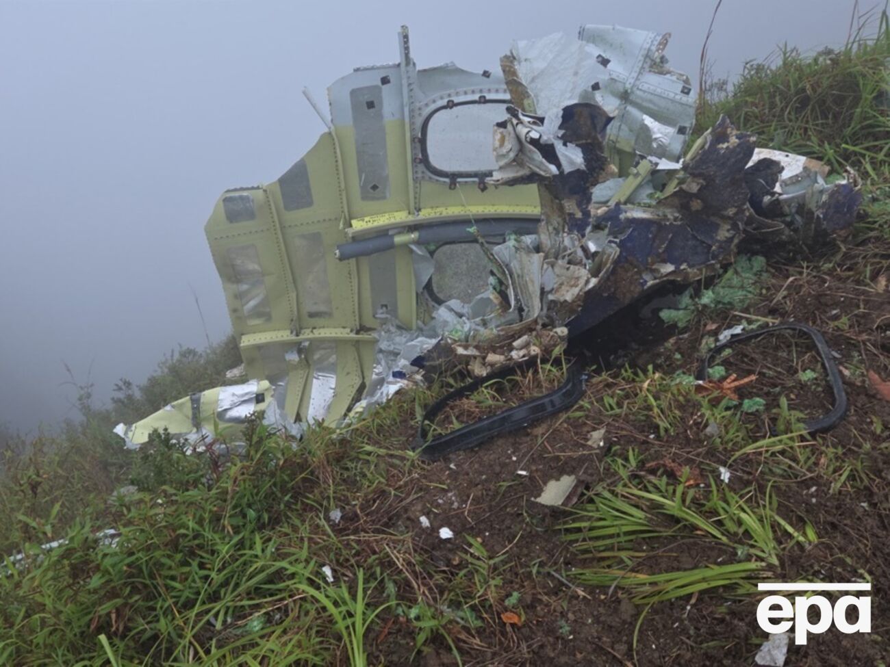 За попередньою інформацією, літак врізався у схил гори