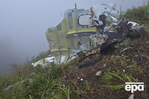 За попередньою інформацією, літак врізався у схил гори