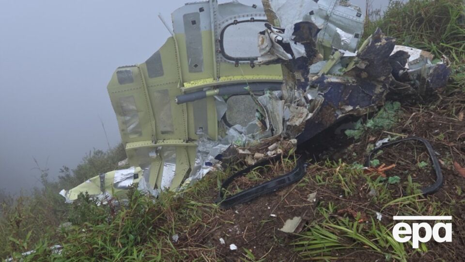 За попередньою інформацією, літак врізався у схил гори