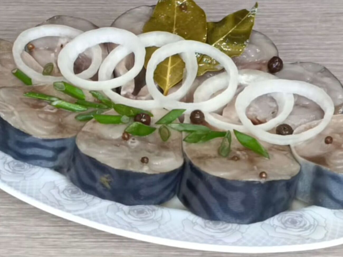 Для маринаду знадобляться перець, коріандр, лавровий лист та інші спеції