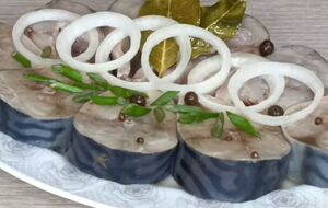 Для маринаду знадобляться перець, коріандр, лавровий лист та інші спеції