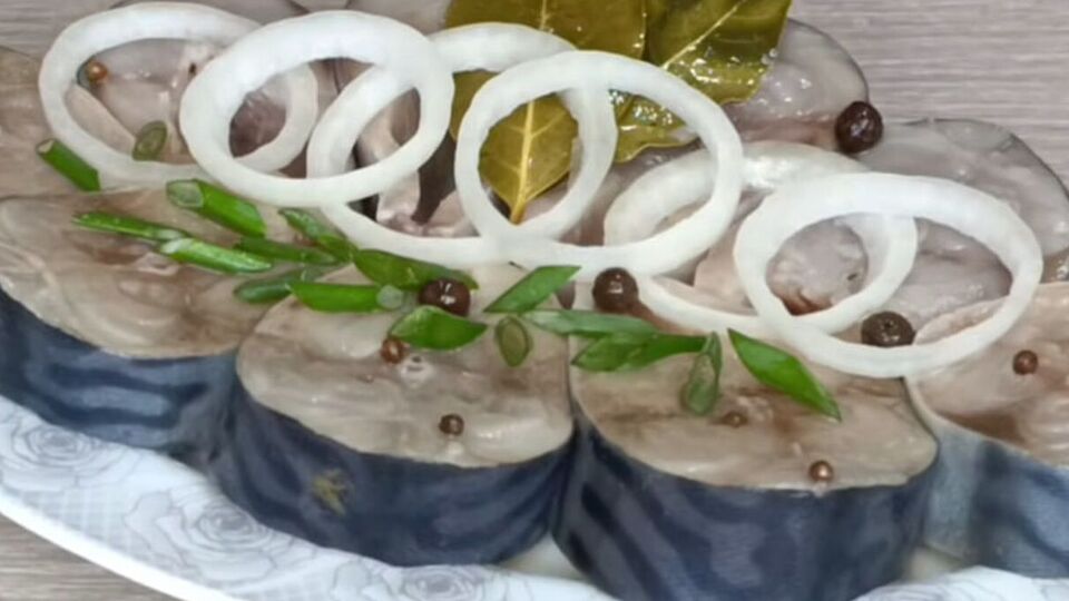 Для маринада понадобится перец, кориандр, лавровый лист и другие специи