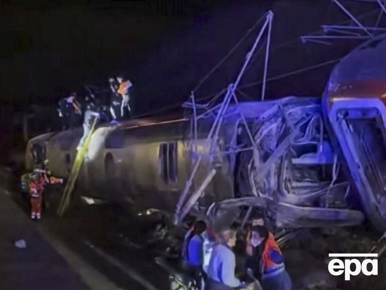 Унаслідок сходження поїздів в Іспанії щонайменше один вагон або локомотив перекинувся