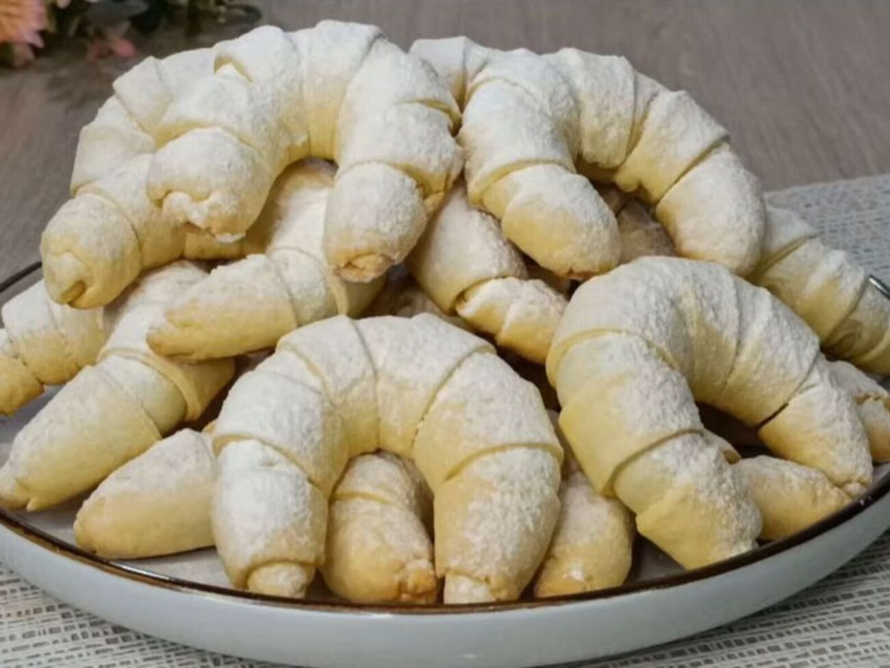 Выпекайте рогалики в разогретой до 180 °С духовке в течение 25 минут