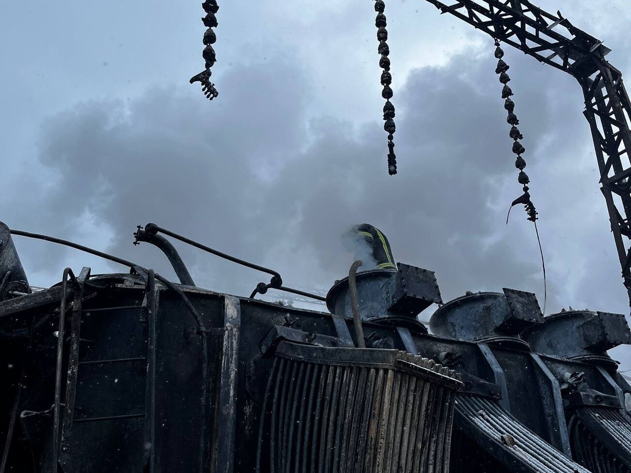 Энергетики ведут работы на месте попадания