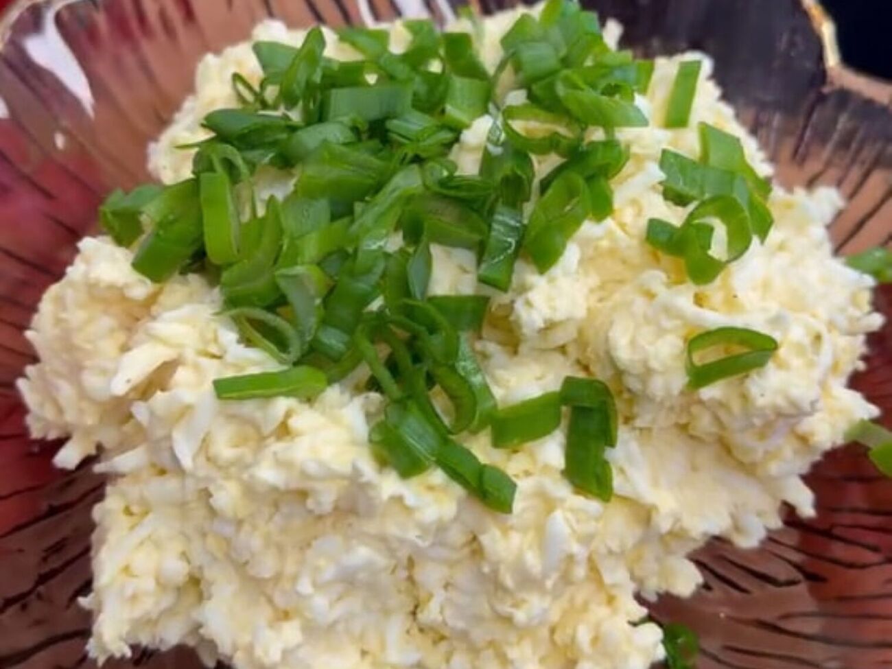 Приготовленной намазкой наполните тарталетки или же подавайте с гренками