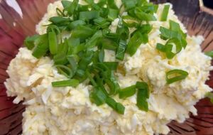 Приготовленной намазкой наполните тарталетки или же подавайте с гренками