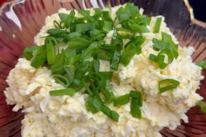 Приготовленной намазкой наполните тарталетки или же подавайте с гренками