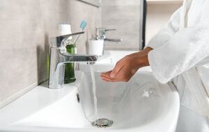 После чистки раковину нужно промыть чистой водой