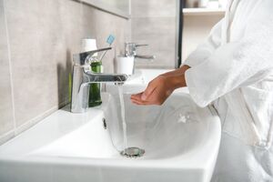 После чистки раковину нужно промыть чистой водой