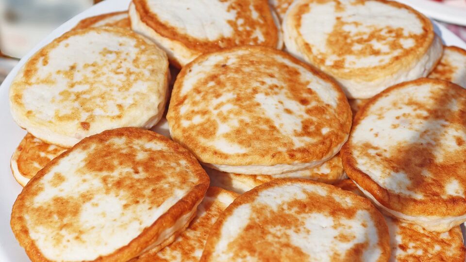 Оладьи жарят на небольшом количестве растительного масла