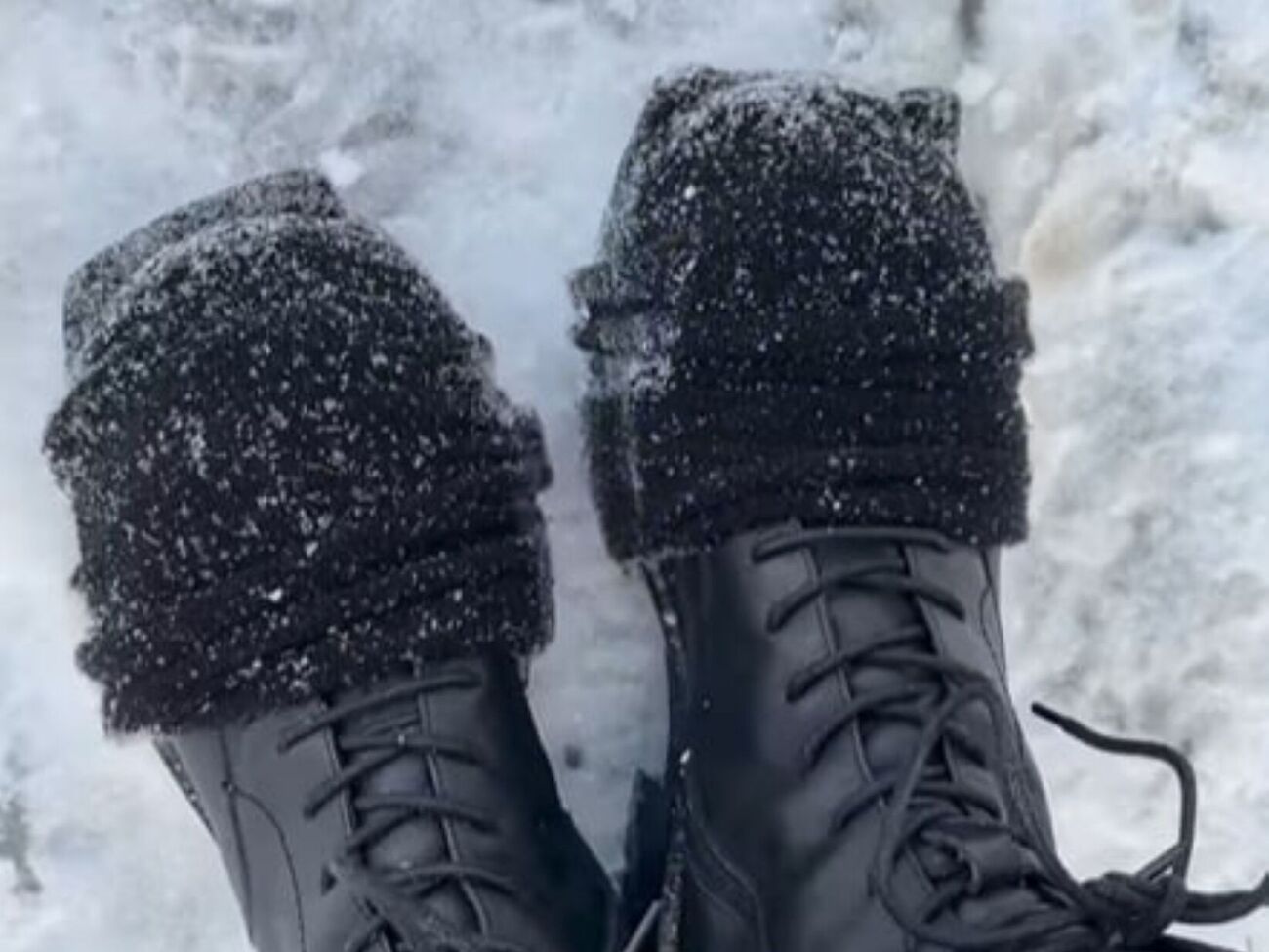 Блогерка порадила надіти на передню частину зимового взуття старі шкарпетки