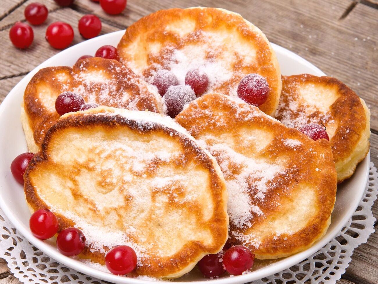 Жарьте оладьи на хорошо разогретой сковороде на небольшом огне до золотистости