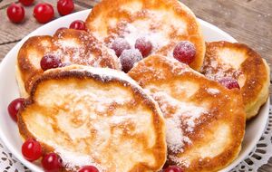 Жарьте оладьи на хорошо разогретой сковороде на небольшом огне до золотистости