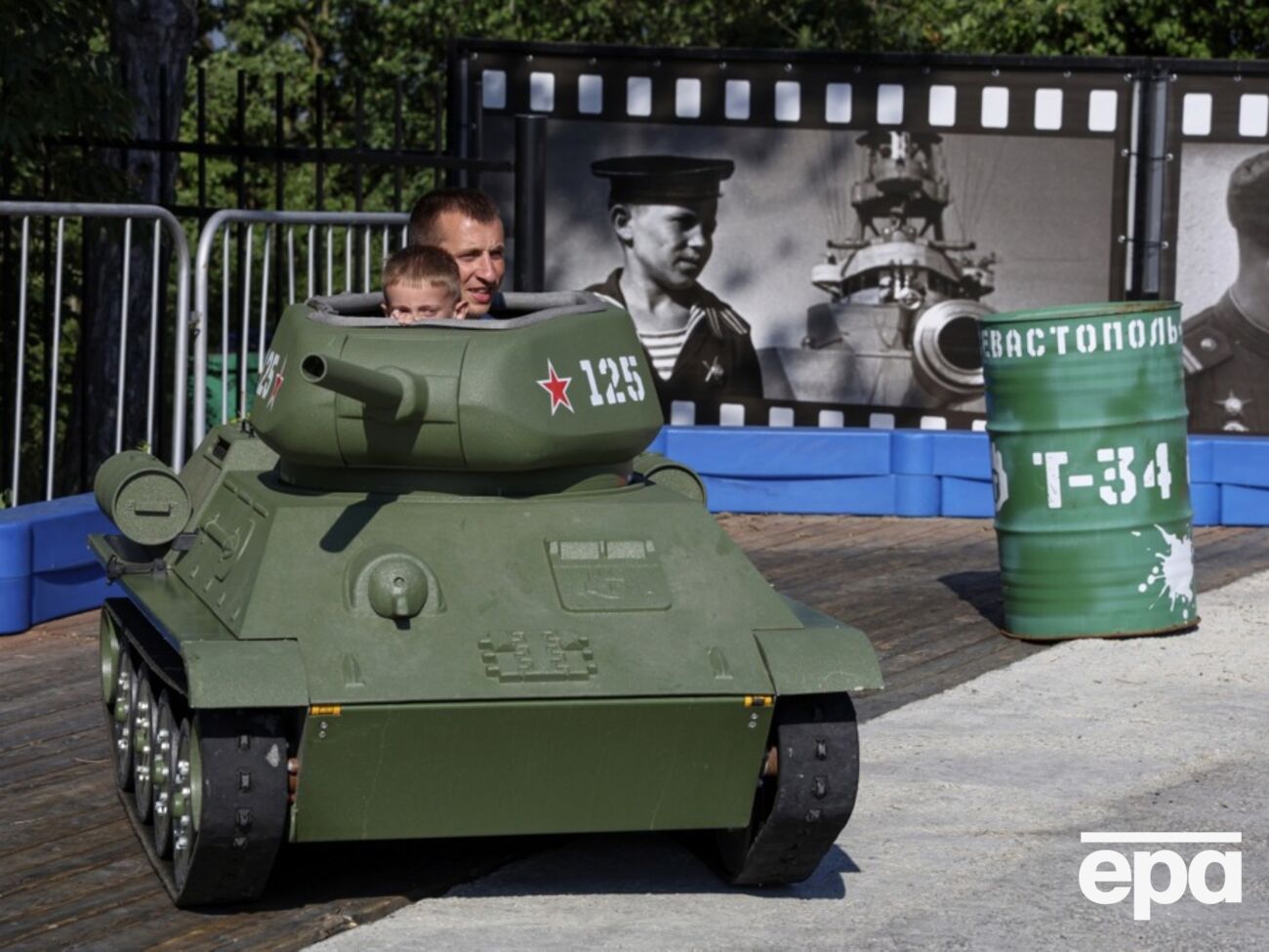 За даними представництва, на чоловіків у Криму оформили менше справ, ніж на жінок