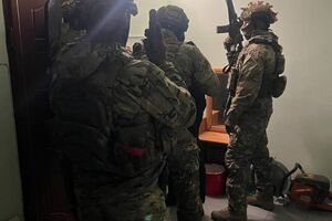 За даними слідства, група планувала завозити до 2 кг кокаїну щотижня, вартість однієї партії на чорному ринку – $200 тис.