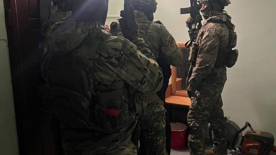 За даними слідства, група планувала завозити до 2 кг кокаїну щотижня, вартість однієї партії на чорному ринку – $200 тис.