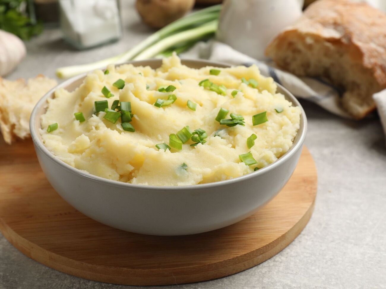 В пюре нужно сначала добавить ледяное масло, хорошо все взбить венчиком, а уже потом влить теплое молоко