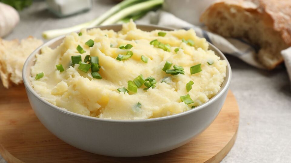 В пюре нужно сначала добавить ледяное масло, хорошо все взбить венчиком, а уже потом влить теплое молоко